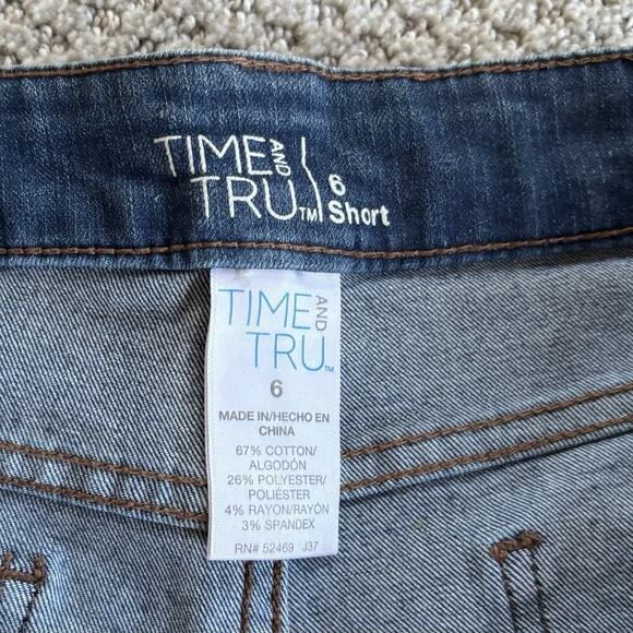 Women's size 6 flat front 5 pocket cuffed Blue denim stretch shorts EUC 2018 - Picture 6 of 8